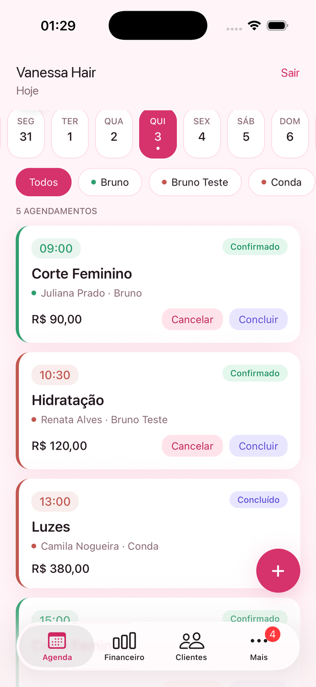 Tela de agenda do app Combinei mostrando cinco atendimentos do dia, cada um com horário, serviço, cliente e profissional.