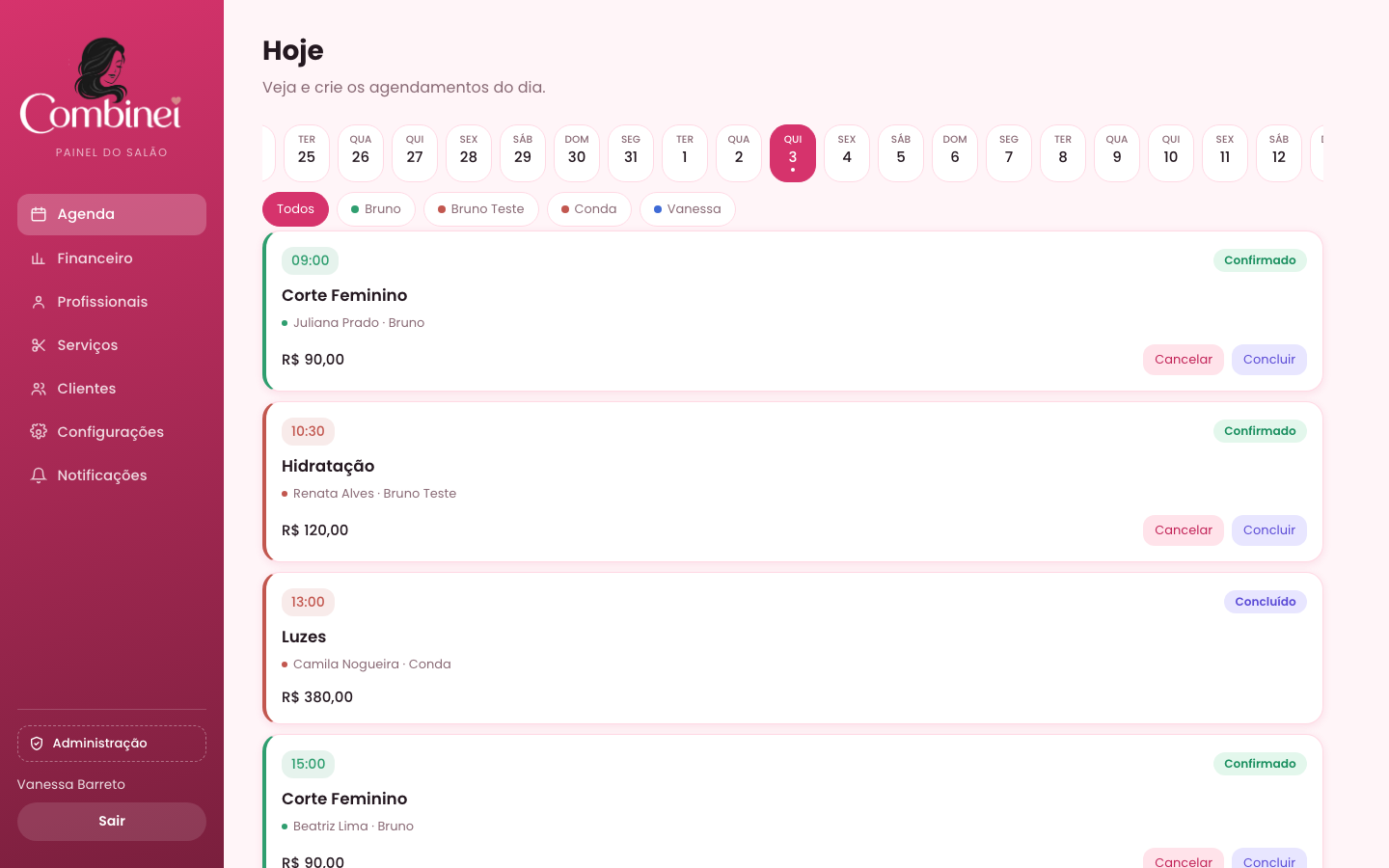 Painel do Combinei no computador com a agenda do dia, faixa de dias, filtro por profissional e os mesmos atendimentos que aparecem no app.